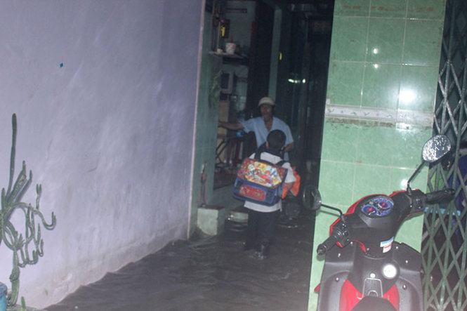 TP.HCM[-]lại[-]ngập[-]vì[-]mưa,[-]dân[-]lại[-]khổ